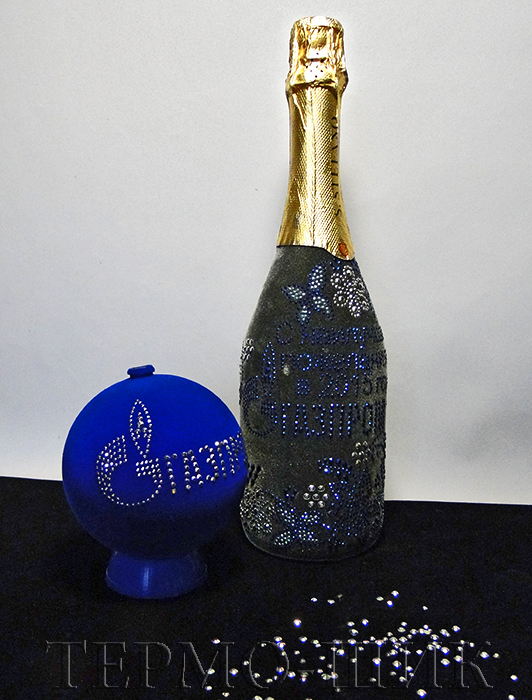 Флокированная бутылка шампанского, декорированная стразами