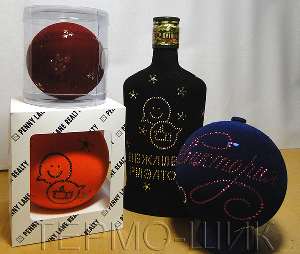 Подарочный набор из флокированной бутылки и ёлочных флокированных шаров, декорированных стразами