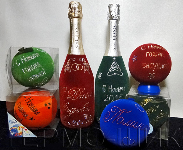 Подарочный набор из флокированных бутылок и ёлочных шаров, украшенных стразами
