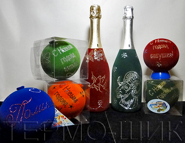 Подарочный набор из флокированных бутылок и ёлочных шаров, украшенных стразами