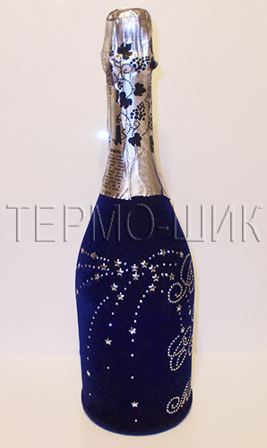 Флокированная бутылка шампанского с поздравительными надписями из страз.